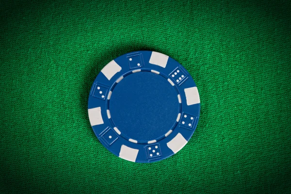 Macro blue poker chip on green table — Stock Photo, Image