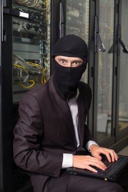 siyah maskeli soyguncu sunucu odası dizüstü bilgisayarda veri indirmek kesmek