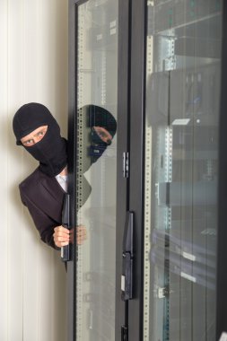 siyah maskeli soyguncu sunucu odası dizüstü bilgisayarda veri indirmek kesmek