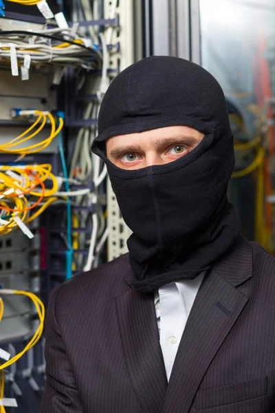 Rapinatore in camera nera maschera hack server scaricare i dati sul computer portatile — Foto Stock