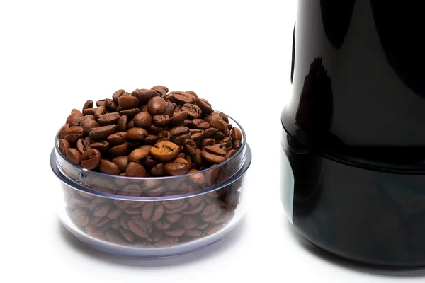 Cup met koffiebonen elektrische grinder geïsoleerd — Stockfoto