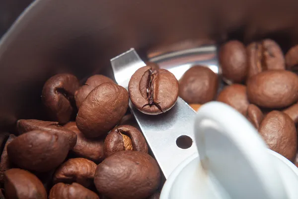 Macro máquina amoladora eléctrica con granos de café — Foto de Stock