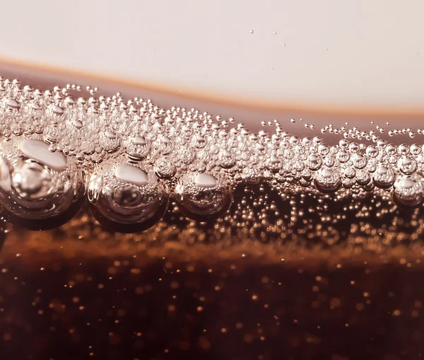 Makro černý bubliny o n skleněnou stěnou Cola — Stock fotografie