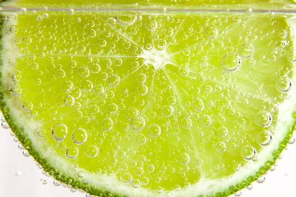 su kabarcıkları ile kireç dilim