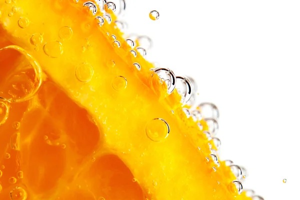 su damlaları izole makro turuncu meyve