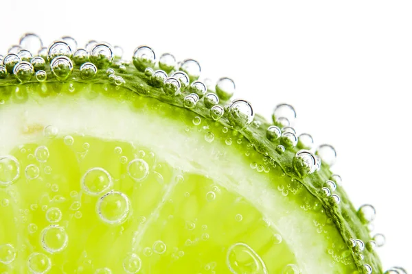 su kabarcıkları ile kireç dilim