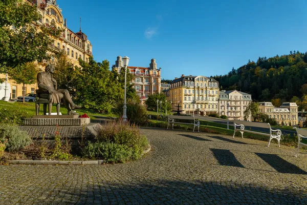 ゲーテ広場と噴水 ゲーテ像とホテル 小さな西ボヘミアの温泉街マリアンケ ラズネ マリエンバト の中心 チェコ共和国 — ストック写真