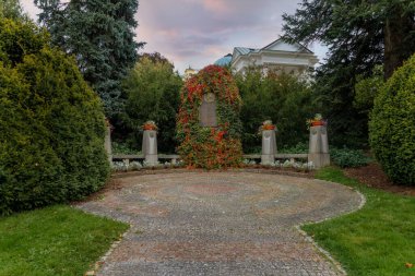 Marianske Lazne, Çek Cumhuriyeti - 11 Ekim 2021: Chopin 'in madalyonuyla birlikte Kültür Evi Kumarhanesi yakınlarındaki spa parkında.