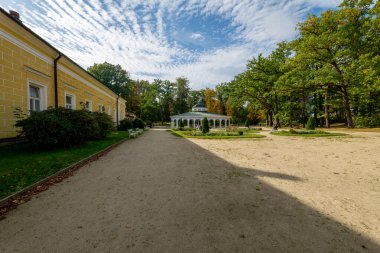 Çek UNESCO şehri Frantiskovy Lazne 'nin (Franzensbad) Spa Parkı - Louise Spa' nın (Spa I) sarı binası ve sonbaharda Louise maden suyu pınarının İmparatorluk Pavyonu