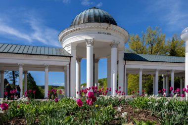Büyük kaplıca kenti Marinaske Lazne 'nin (Marienbad) merkezinde bulunan maden suyu kaynaklarının beyaz sütunları (Çekçe Kolonada) - Çek Cumhuriyeti 