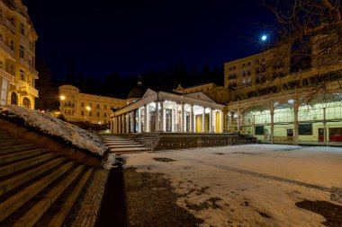 Marianske Lazne (Marienbad) - kışın maden suyu pınarının beyaz köşeleri - kaplıcada akşam