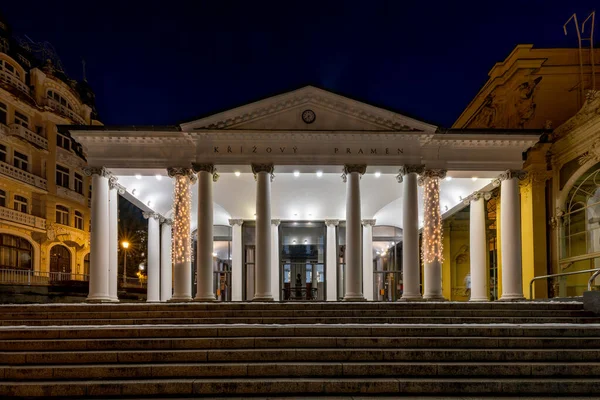 Marianske Lazne (Marienbad) - kışın maden suyu pınarının beyaz köşeleri - kaplıcada akşam