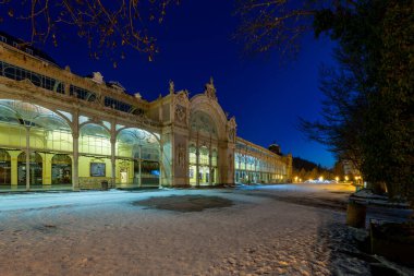 Marianske Lazne, Çek Cumhuriyeti - 15 Ocak 2022: Kışın ana sütunlar - spa merkezinde gece