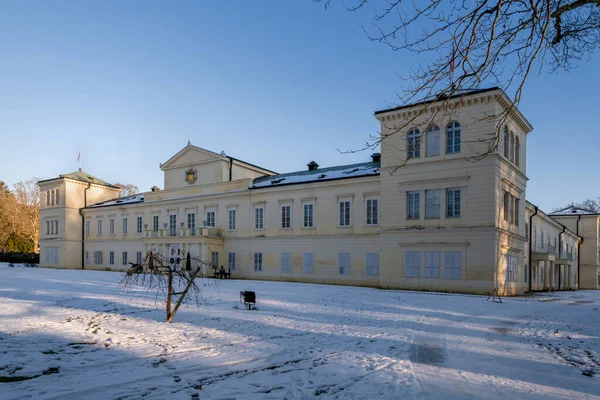 Lazne Kynzvart, Çek Cumhuriyeti - 15 Ocak 2022 - Devlet Kalesi kar altında Kynzvart - kale ünlü batı Bohemya spa kasabası Marianske Lazne (Marienbad) yakınlarında yer almaktadır.)