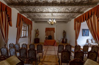 Madalyon, Çek Cumhuriyeti - 27 Mart 2022: Tarihi şehir Madalyon 'daki Gotik şatonun içi.