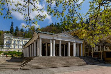Marianske Lazne 'deki tuzlu Cross Spring' in (Marienbad) üstündeki sütunlu klasik pavyon 1817 ve 1818 yılları arasında inşa edilmiştir..