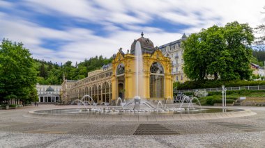 Ana colonnade ve şarkı çeşme de Marianske Lazne (Marienbad) - Çek Cumhuriyeti (bölge Karlovy Vary Batı kesiminde büyük ünlü bohem kaplıca kenti)
