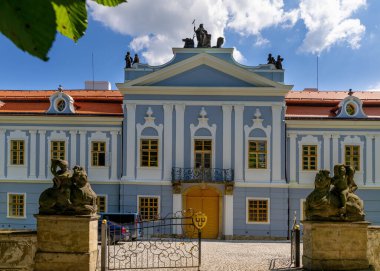 Rococo şatosu Peruc, Bohemya 'nın en değerli şatolarından biridir. Şato Prag 'ın kuzeybatısında Louny - Çek Cumhuriyeti, Avrupa yakınlarında yer almaktadır.