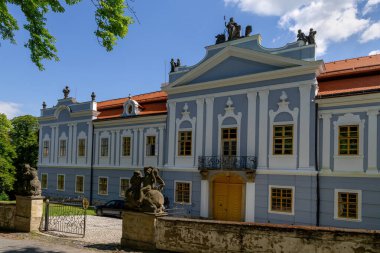 Rococo şatosu Peruc, Bohemya 'nın en değerli şatolarından biridir. Şato Prag 'ın kuzeybatısında Louny - Çek Cumhuriyeti, Avrupa yakınlarında yer almaktadır.