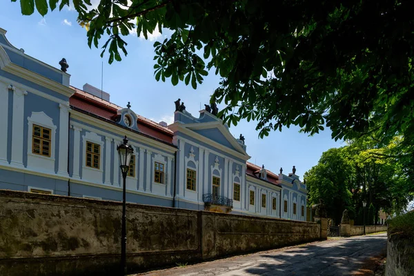 Rococo şatosu Peruc, Bohemya 'nın en değerli şatolarından biridir. Şato Prag 'ın kuzeybatısında Louny - Çek Cumhuriyeti, Avrupa yakınlarında yer almaktadır.