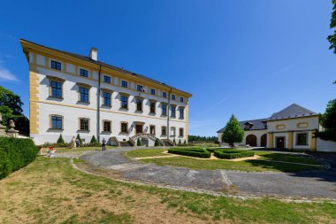 Kalenin yanına inşa edilen Rabstejn nad Strelou şatosunun kalıntıları. Eski şatonun bölgesinde şimdi bir şato, bir Servit manastırı ve bir kilise var..
