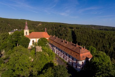 Çek Cumhuriyeti 'nin en küçük şehri Rabstejn nad Strelou' nun havadan görünüşü çok önemli, zengin ve ilginç bir geçmişe sahiptir - Bölge Plzen - Çek Cumhuriyeti, Avrupa.