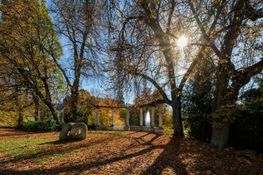 Büyük Çek spa kasabası Marianske Lazne 'nin (Marienbad) merkezindeki Spa parkında sonbahar - Çek Cumhuriyeti, Avrupa