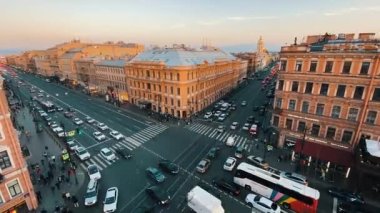 Gün batımına karşı trafiği olan hareketli şehir kavşağı