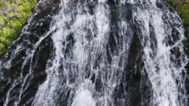 Köpüren şelale, siyah dik yamaçta su akıntıları.