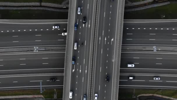 Veduta aerea di un incrocio stradale a due livelli con auto in movimento — Video Stock