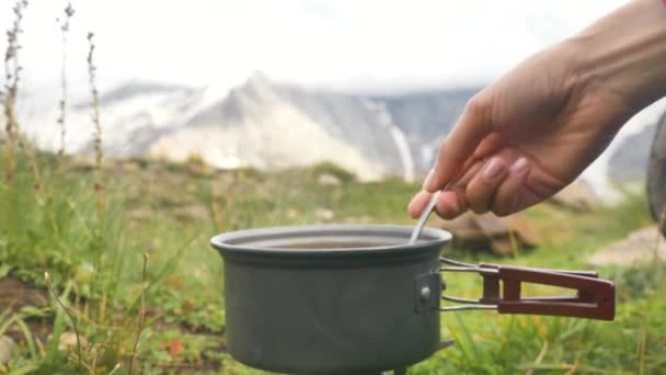 Lady hand rör soppa kokande i vandring bowlare med fläsk — Stockvideo