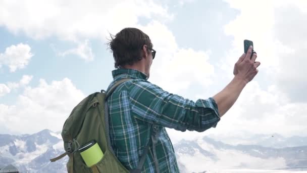 Man blogger toont bergen aan abonnees via telefoon camera — Stockvideo