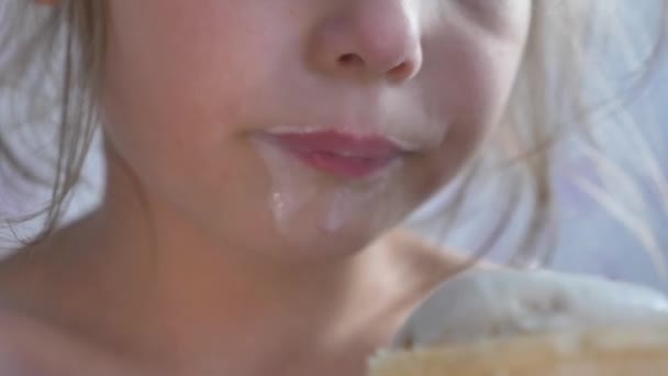 小さな女の子はワッフルグラスでアイスクリームを食べ、かむ — ストック動画