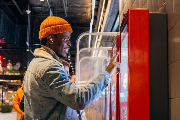 Afro-Amerikalı bir adam self servis büfesi sipariş ediyor.