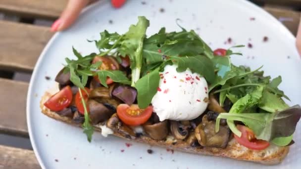 Бутерброд з грибами помідори моцарелла і салат — стокове відео