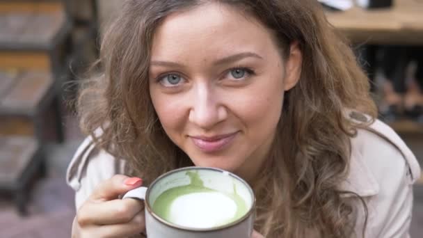 Žena s plavými vlasy nápoje capuccino z porcelánu pohár — Stock video