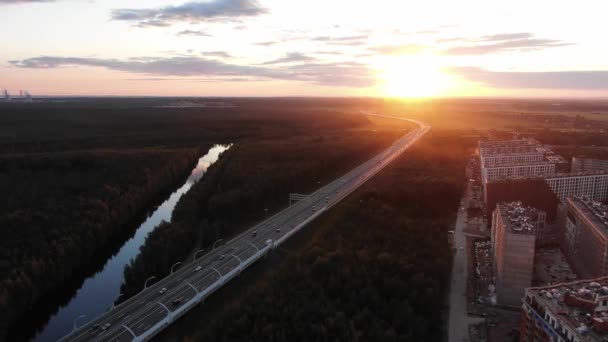 Larga carretera con coches de conducción entre bosques con río — Vídeos de Stock