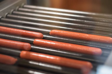 Sosisli sandviçler ızgarada, yakın plan.