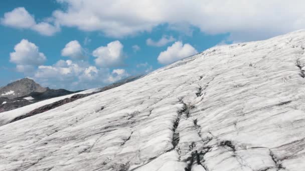 ภูเขาสูงชันที่มีหิมะและแร่ธาตุบนเนินเขา — วีดีโอสต็อก
