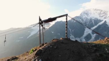 Elbrus 'un karla kaplı zirvelerine karşı dağın tepesinde kalkış.