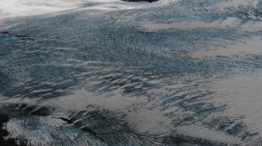 Elbrus dağlarının yüksek karla kaplı yamaçları