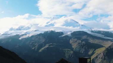 Elbrus bölgesindeki karlı dağlardaki kayak merkezinden manzara