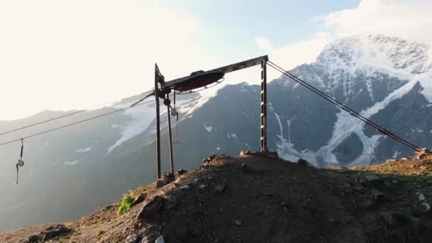 Remontées mécaniques sur le sommet de la montagne contre les sommets enneigés d'Elbrus — Video