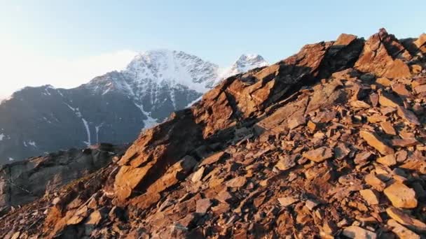 Falaises rocheuses nues contre les montagnes enneigées d'Elbrus — Video