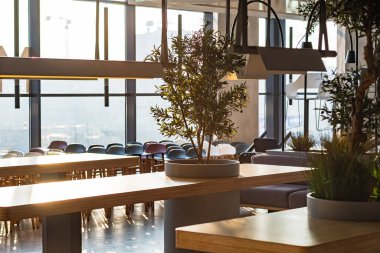 Güneşli bir günde alışveriş merkezindeki boş yemek salonu