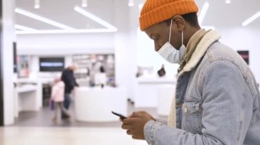 Maske yürüyüşlerinde ve akıllı telefonlarda ciddi alışverişler.
