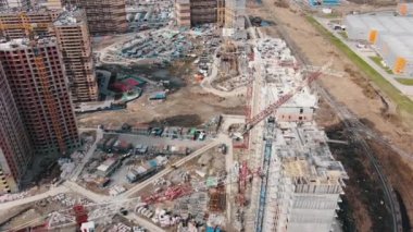 Yüksek vinç yelkeni yeni apartmanın üzerinde hareket ediyor