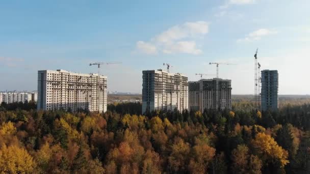 市街地郊外に建設中の高層ビル — ストック動画