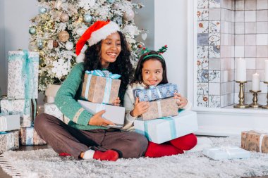 Esmer kız ve siyah anne açık Noel hediyeleri