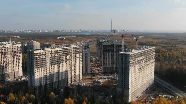 도시 외곽에 있는 고층 건물들의 건설 현장 — 비디오